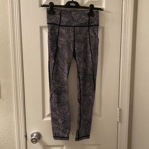Lululemon Athletica Cropped Pants Size 4 black/white print